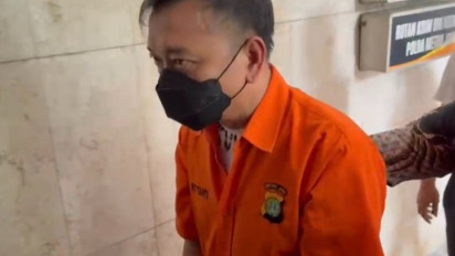 Pakai Baju Tahanan, Tersangka Don Ritto Beserta Barang Bukti Digelandang ke Kejagung