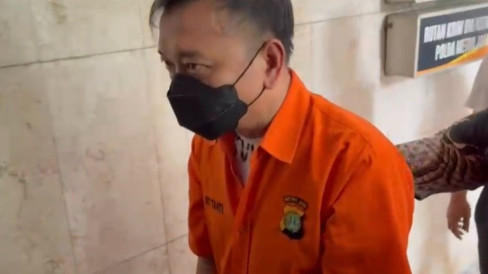 Pakai Baju Tahanan, Tersangka Don Ritto Beserta Barang Bukti ...