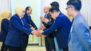 Khofifah Lantik PW IKA UNAIR Bali, Dorong Jadi Motor Penggerak Kolaborasi Lintas Sektor, Perkuat Kemandirian Ekonomi Daerah