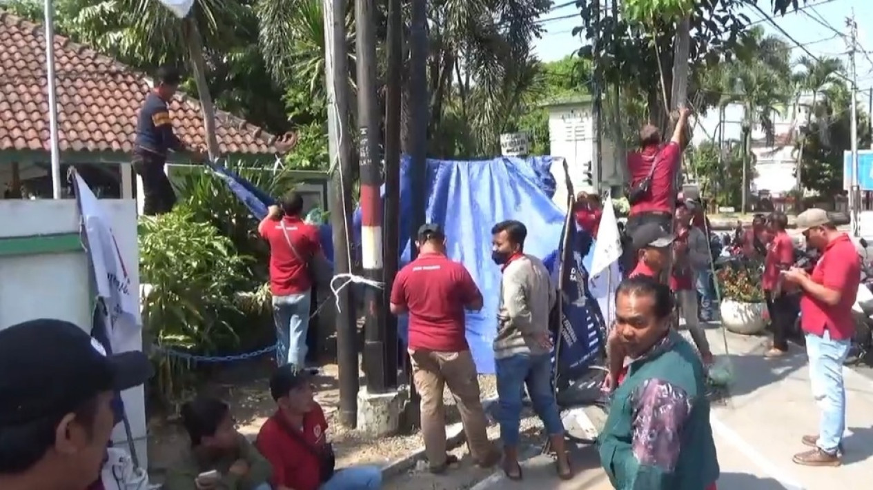 Buruh Korban PHK Massal PT SGS Jombang Dirikan Tenda Keprihatinan di Depan Disnaker, Tuntut Mediasi Segera Digelar
            - galeri foto
