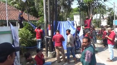 Buruh Korban PHK Massal PT SGS Jombang Dirikan Tenda Keprihatinan di Depan Disnaker, Tuntut Mediasi Segera Digelar