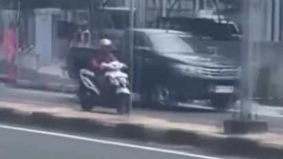 Viral Emak-emak Curi Perhatian Imbas Naik Motor Sambil Bunyikan Klakson Sirine, Ternyata Pernah Ditegur Polisi
