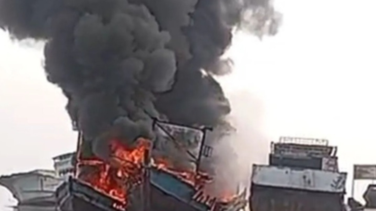 Detik-Detik Tiga Kapal Terbakar saat Sandar di Dermaga Muara Angke, Puluhan Personel Dikerahkan
            - galeri foto