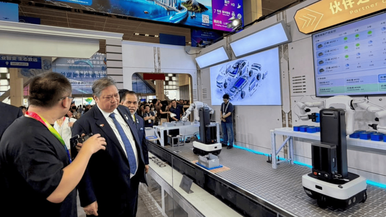 Bertemu Unitree hingga Deep Robotics, Airlangga Bidik Transfer Teknologi Robotika dan AI dari China
            - galeri foto