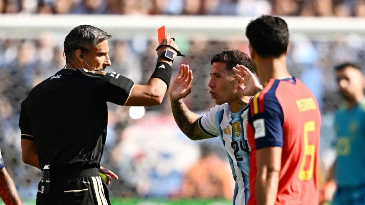 Jadi Biang Keladi Argentina Gagal Juara Piala Dunia 2026, Enzo Fernandez Buka Suara usai Tampil Buruk hingga Dikartu Merah di Final
            - galeri foto