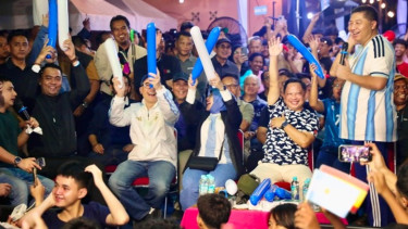 Mendagri Nobar Final Piala Dunia Bersama Warga Menteng Tenggulun