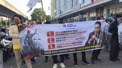 Kantor Hukum Hotman Paris Digeruduk Massa, Bentangkan Spanduk "Basmi Advokat Pembela Koruptor"