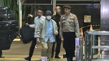 Penampakan Bupati Lombok Barat Lalu Ahmad Zaini di Gedung KPK Usai Terjaring OTT