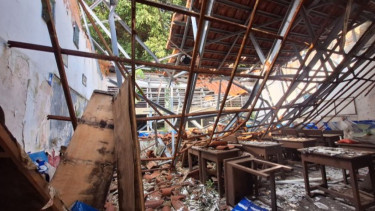 Gedung Sekolah Roboh, Siswa SDN Kebayoran Lama Selatan 09 Terpaksa Belajar di Musala