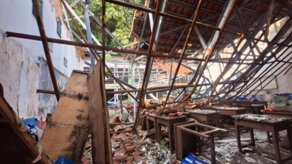 Gedung Sekolah Roboh, Siswa SDN Kebayoran Lama Selatan 09 Terpaksa Belajar di Musala