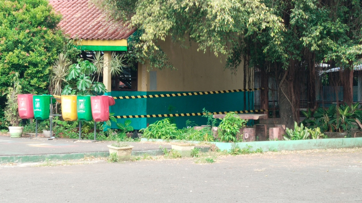 Bangunan SDN Kebayoran Lama 09 yang Ambruk Mulai Dipasang Garis
            - galeri foto