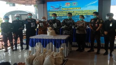 TNI AL Gagalkan Penyelundupan 1,9 Ton Pasir Timah Ilegal Tujuan Malaysia
