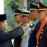 Presiden Sematkan Tanda Pangkat Kepada Empat Penerima Adhi Makayasa di Istana Merdeka