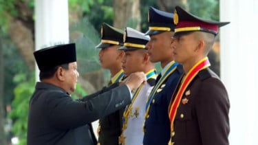 Presiden Sematkan Tanda Pangkat Kepada Emapt Penerima Adhi Makayasa di Istana Merdeka
