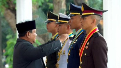 Presiden Sematkan Tanda Pangkat Kepada Empat Penerima Adhi Makayasa di Istana Merdeka