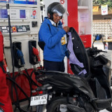 Viral! Niat Hati Isi BBM, Pengendara Motor ini Buru-buru Tutup Jok Gegara Isinya Bikin Ngakak Satu SPBU