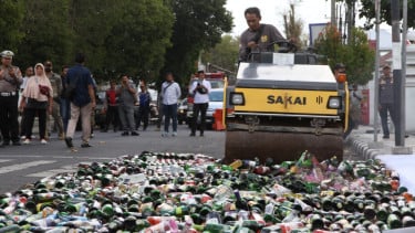 Dijual Tanpa Izin, 3000 Botol Miras Dihancurkan di Depan Kantor Bupati Lumajang