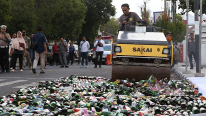 Dijual Tanpa Izin, 3000 Botol Miras Dihancurkan di Depan Kantor Bupati Lumajang