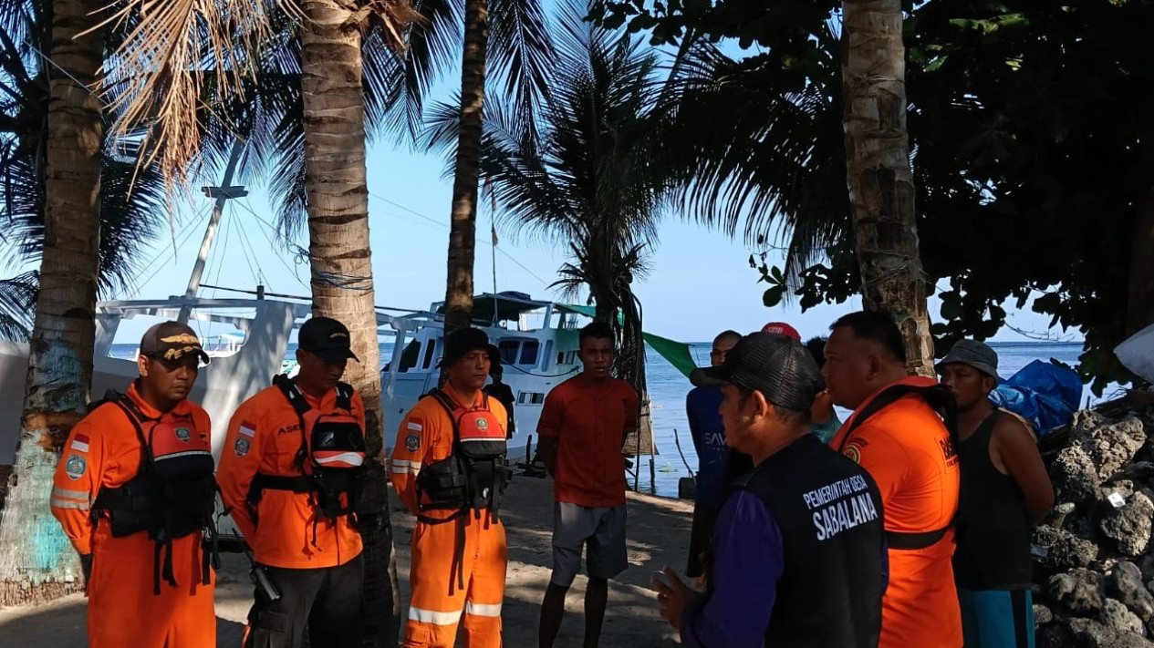 Tim Sar Gabungan Kembali Evakuasi 1 Jenazah Mengapung di Laut
            - galeri foto