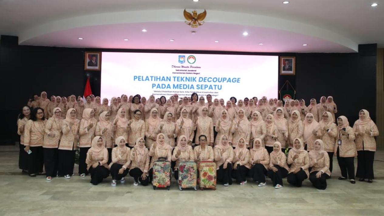 Perkuat Kemandirian Ekonomi Keluarga, Ketua DWP Kemendagri Dorong Anggotanya Kembangkan Kreativitas
            - galeri foto
