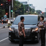 Viral! Alphard Terobos Lampu Merah di Jakpus, Polisi Panggil Pemilik hingga Security untuk Klarifikasi