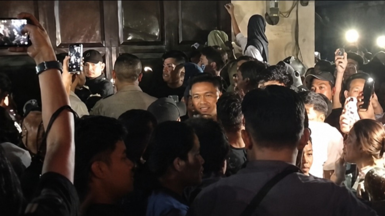 Terang Benderang Penyebab Warga Ricuh saat Geruduk Rumah Guru ASN yang Diduga Serahkan Siswa SD agar Dicabuli Suaminya
            - galeri foto
