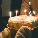 Bolehkah Tiup Lilin Saat Ulang Tahun dalam Islam? Begini Penjelasan Buya Yahya