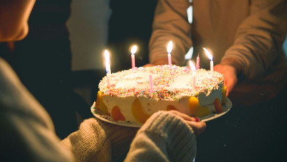 Bolehkah Tiup Lilin Saat Ulang Tahun dalam Islam? Begini Penjelasan Buya Yahya