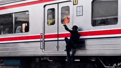Seolah Jadi Spiderman, Pria Viral Bergelantungan di Luar KRL dari JIS ke Ancol Berujung Kena Blacklist KAI Commuter