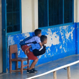Bikin Menyentuh Hati, Kisah Dion dan Siswa SD di Sumba Timur Gendong Teman Disabilitas Setiap Pulang Sekolah Viral