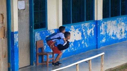 Bikin Menyentuh Hati, Kisah Dion dan Siswa SD di Sumba Timur Gendong Teman Disabilitas Setiap Pulang Sekolah Viral
