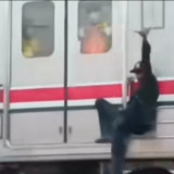Viral! Pria Mabuk Bergelantungan di Gerbong KRL Jurusan Tanjung Priok, KAI Commuter Beri Sanksi Blacklist