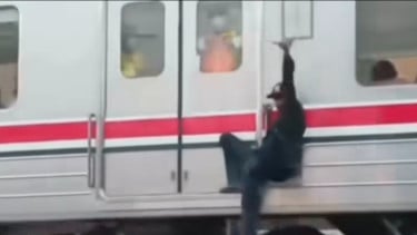 Viral! Pria Mabuk Bergelantungan di Gerbong KRL Jurusan Tanjung Priok, KAI Commuter Beri Sanksi Blacklist