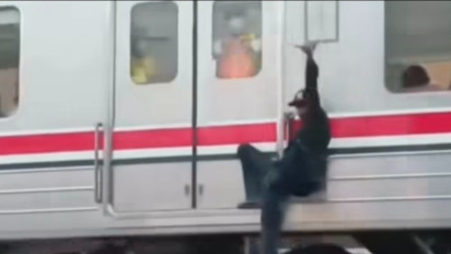 Viral! Pria Mabuk Bergelantungan di Gerbong KRL Jurusan Tanjung Priok, KAI Commuter Beri Sanksi Blacklist