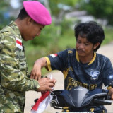 Jelang HUT ke-81 RI, Marinir TNI AL Bagikan Bendera Merah Putih di Pulau Sebatik
