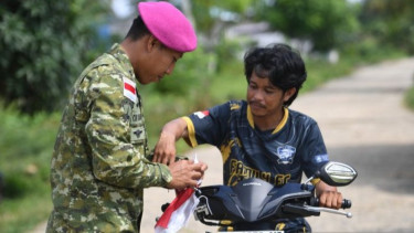 Jelang HUT ke-81 RI, Marinir TNI AL Bagikan Bendera Merah Putih di Pulau Sebatik