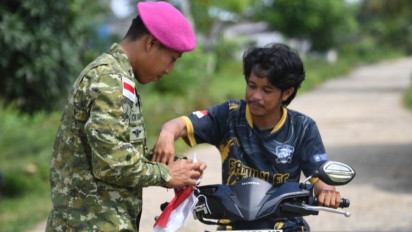 Jelang HUT ke-81 RI, Marinir TNI AL Bagikan Bendera Merah Putih di Pulau Sebatik