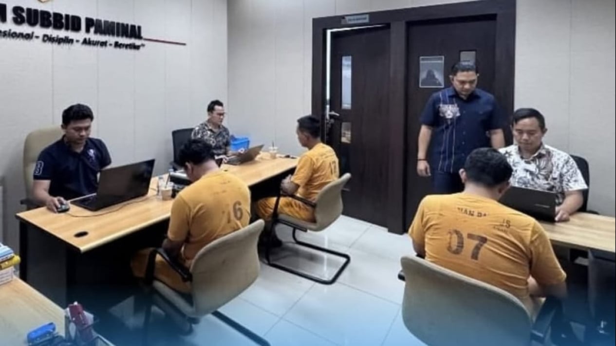 Tiga Anggota Polda Jabar Diperiksa Propam Buntut Viral Intimidasi Satpam di Bundaran HI
            - galeri foto