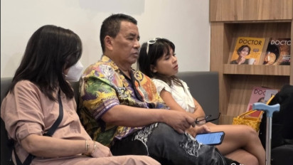 Jalani Pengobatan di Singapura, Hotman Paris Unggah Momen Didampingi Istri dan Putrinya di Rumah Sakit