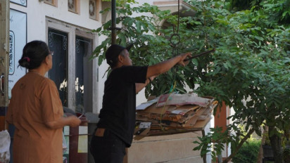 Dosen AKN Blitar Latih Bank Sampah Kelurahan Klampok Olah Plastik dan Maggot BSF