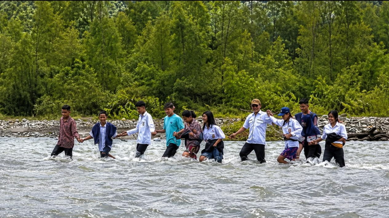 Anwar Hafid Bangun Jembatan dari Dana Pribadi, Demi Pelajar Tak Lagi Seberangi Sungai
            - galeri foto
