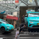 Taksi Green SM Nyangkut di Tangga Pejalan Kaki ITC Permata Hijau Jaksel, Netizen: Dan Terjadi Lagi