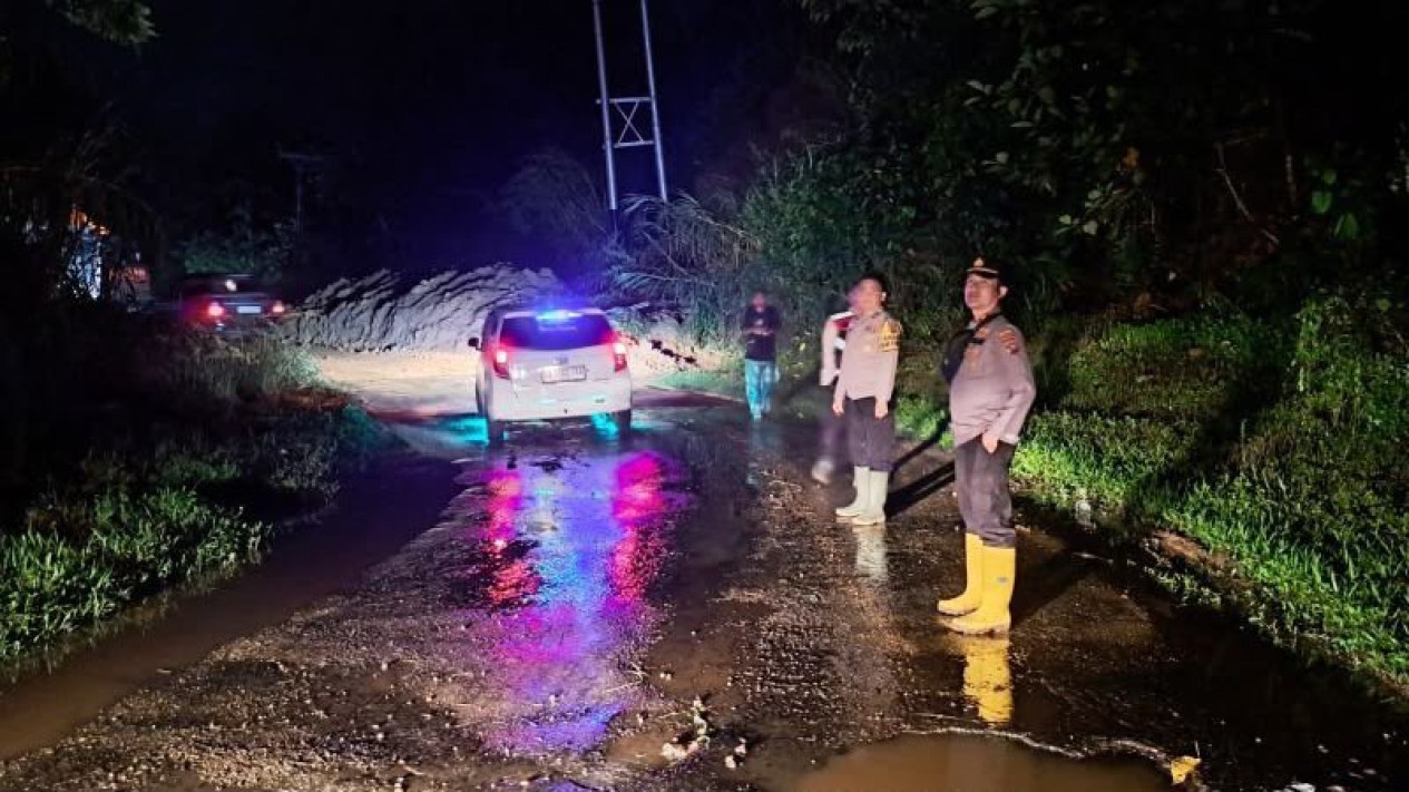 Sempat Terputus akibat Longsor, Akses Simpang Empat–Talu Kembali Dibuka
            - galeri foto