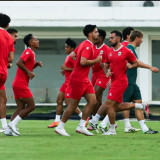 Marselino Ferdinan Jalan Terpincang-pincang Jelang Timnas Indonesia vs Kamboja, Absen di Official Training Piala AFF