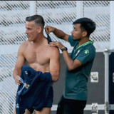 Momen Tubuh Kekar John Herdman Tertangkap Kamera saat Dipasangkan Kinesio Tape di Sesi Latihan Timnas Indonesia