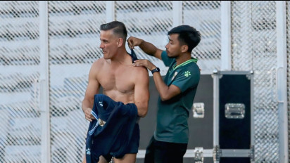 Momen Tubuh Kekar John Herdman Tertangkap Kamera saat Dipasangkan Kinesio Tape di Sesi Latihan Timnas Indonesia