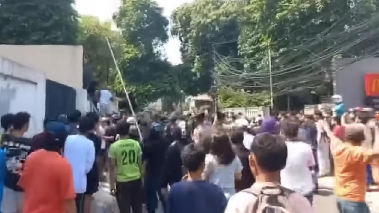 Kronologi Bentrokan Maut di Menteng, Bermula dari Aksi Geber Motor hingga Berujung Amuk Massa dan Hilangnya Nyawa
            - galeri foto