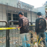 Polisi Bawa Barang Bukti Hasil Olah TKP Kasus Kematian Sutrimo di Klinik Jaksel