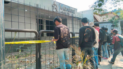 Polisi Bawa Barang Bukti Hasil Olah TKP Kasus Kematian Sutrimo di Klinik Jaksel