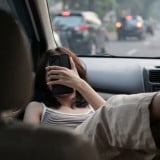 Ko Bisa?! Video Viral Dua Sejoli Berkendara dengan Posisi Duduk Tak Lazim, Tren Berbahaya Ini Bisa Berujung Maut